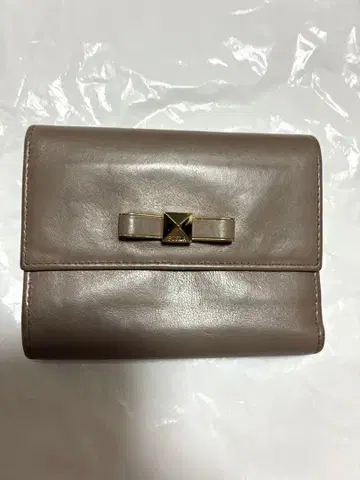 [ 가격 인하 중 ] FURLA 3단 폴더형 지갑 리본 모티브 그레이