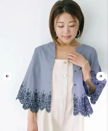 [히나] 스칼라 자수 블라우스_라이트 블루 cohina