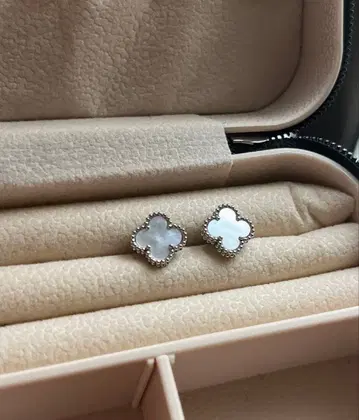 클로버 모티브 디자인 귀걸이