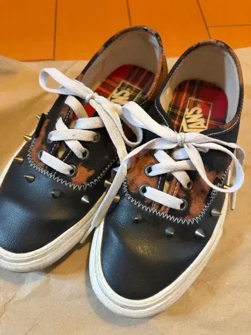 VANS 스터드 스니커즈 22.5cm