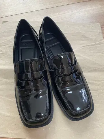 ZARA 에나멜 로퍼 블랙 40사이즈