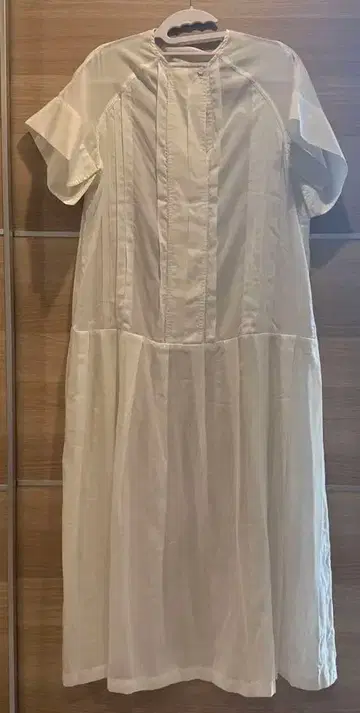 화이트 반팔 플리츠 원피스