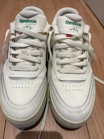 Reebok CLASSIC 화이트 스니커즈