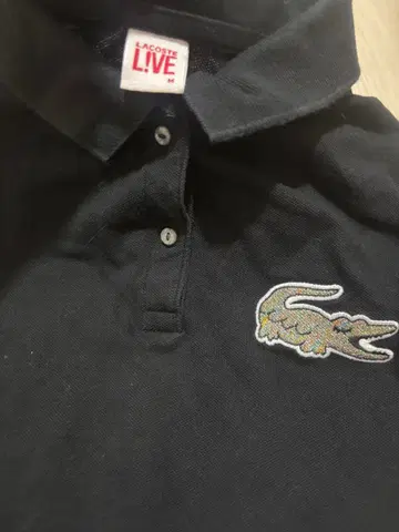 Lacoste 블랙 피케 셔츠 LIVE 자수 로고 포함