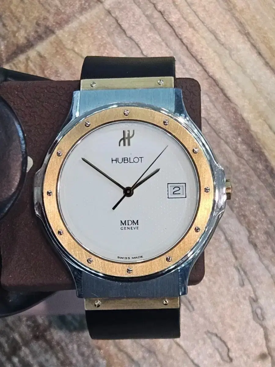 141. Hublot 정품 18K콤비 남성용 쿼츠 시계 350만원