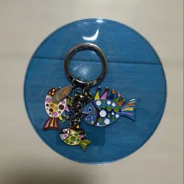 쿠사마 야요이 컬러풀한 물고기 모티브 참 포함 키링