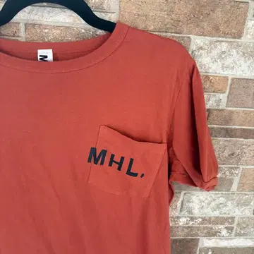[새상품급] MHL. 마가렛호웰 로고 포켓 티셔츠 테라코타 오렌지