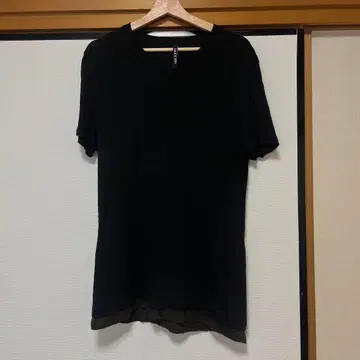 닐 바렛 V넥 티셔츠 블랙