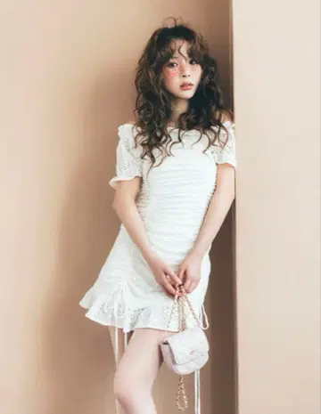 GRL 레이스 드로스트 오프숄더 미니 원피스