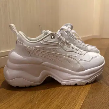 푸마 통굽 스니커즈 24cm 우먼 새상품급 시리아 웨지