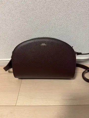 A.P.C. 숄더백 하프문 다크 브라운