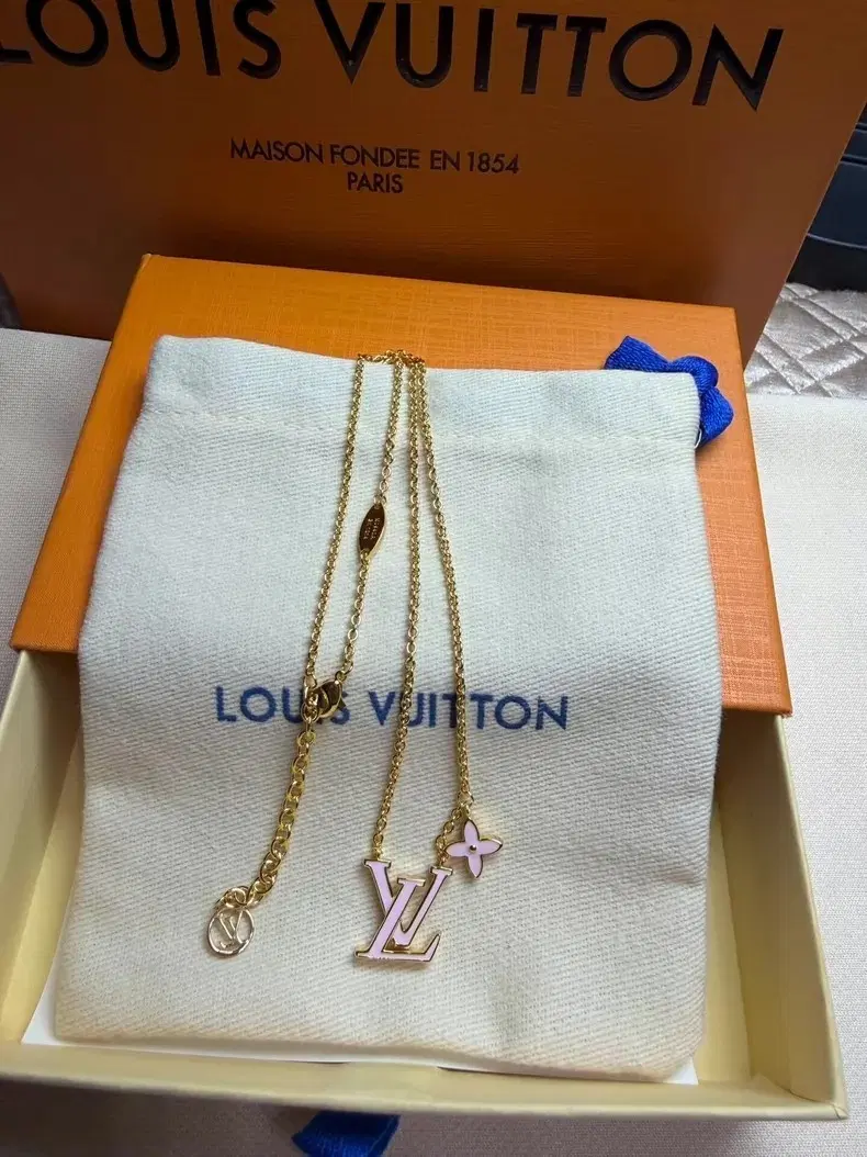 루이비통 목걸이 핑크 LV