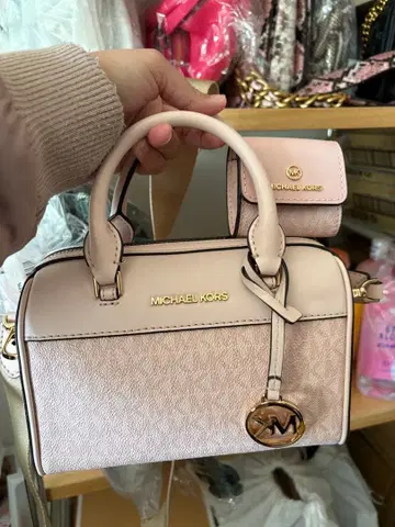 MICHAEL KORS 핑크 숄더백 w/earphone case