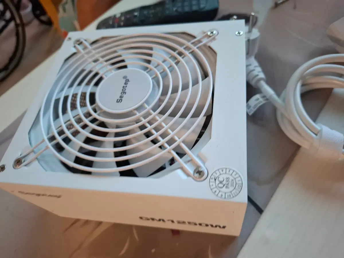 세고텝 GM1250W 화이트 파워 서플라이