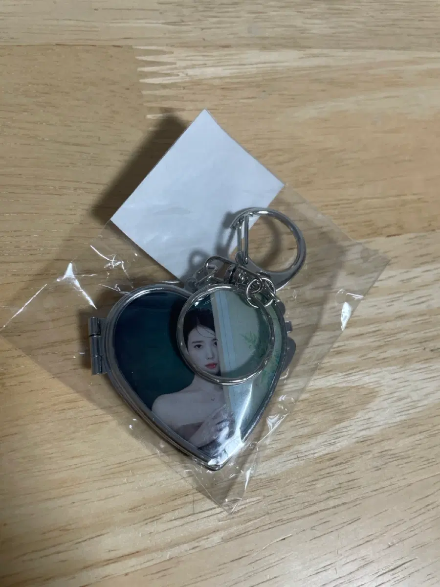 아이유 제이에스티나 로켓 팬던트 키링