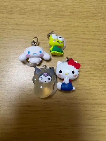 몽치치 헬로키티 시나몬 쿠로미 케로케로 메지루시 액세서리