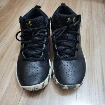 Under Armour 블랙 스니커즈 26cm