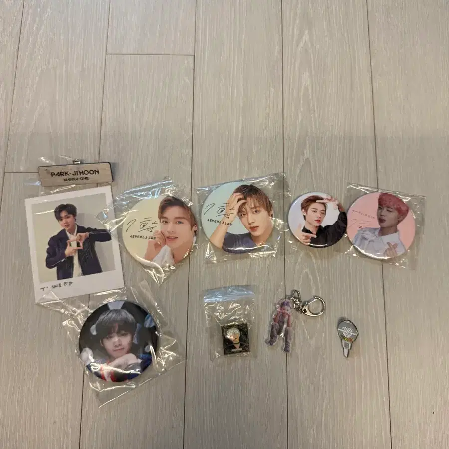 박지훈 굿즈 일괄 (명찰, 폴라, 손거울, 키링, 뽑봉 뱃지)