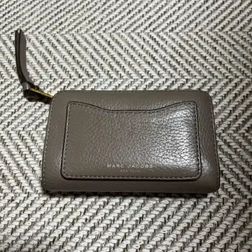MARC JACOBS 이단 접이식 지갑 그레이지