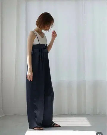 roughlow/otona 새틴 와이드 멜빵바지/네이비