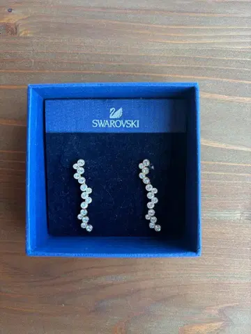 SWAROVSKI (스와로브스키) 크리스탈 라인 귀걸이 박스 포함