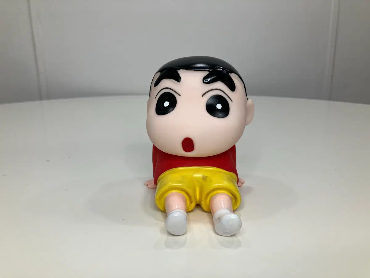 앉아 있는 짱구 피규어