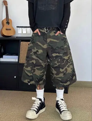 카모 패턴 하프 팬츠 와이드 실루엣