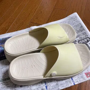 crocs 샌들 통굽 아이보리 W7 슬라이드
