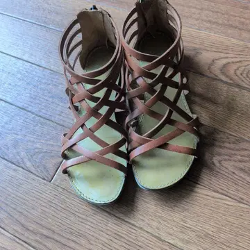 Clarks 글래디에이터 샌들 브라운