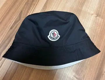 MONCLER 리버서블 버킷햇 화이트 블랙