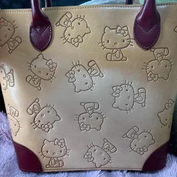 Hello Kitty 엠보 핸드백 베이지 보르도