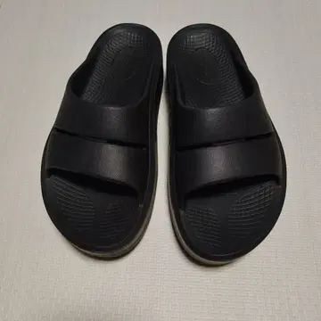 OOFOS OOMEGA OOAHH 리커버리 샌들 블랙