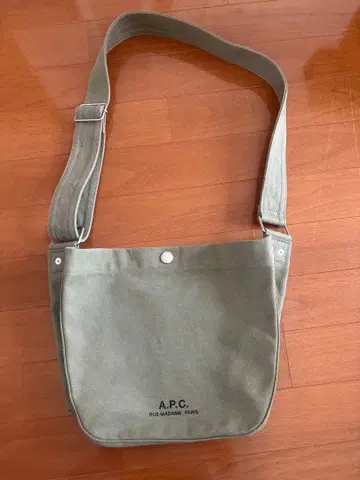 A.P.C. 캔버스 숄더백