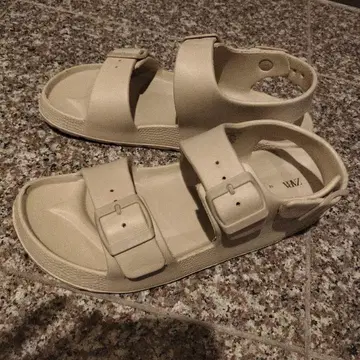 ZARA 비치 샌들 베이지 고무 샌들