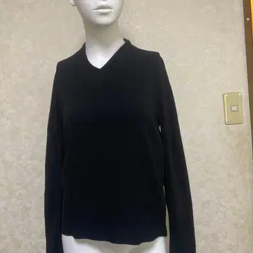 ZARA 블랙 V넥 긴팔 티셔츠.
