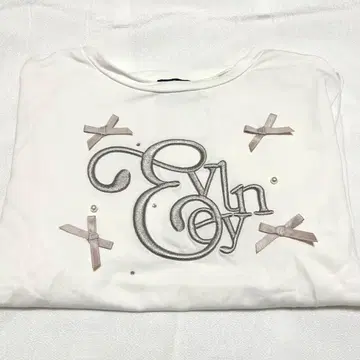 evelyn 자수 로고 T셔츠