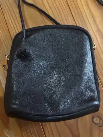 새상품급 IL BISONTE 일비종떼 가죽 숄더백 블랙