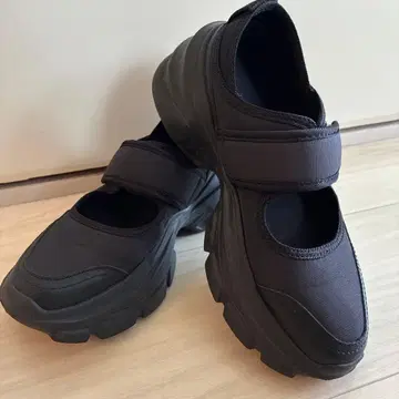 ZARA 멜리 제인 통굽 스니커즈