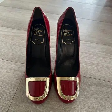 Roger Vivier 패턴트 레더 펌프스 레드