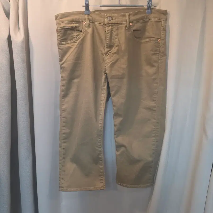 리바이스 카키색 면바지 칠부 팬츠