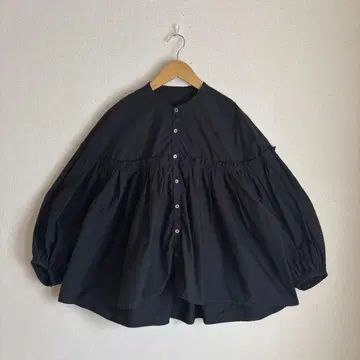 UNIVERSAL TISSU 개더 볼륨 블라우스 입니다