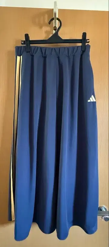 가격 인하 중 새상품급 adidas 쓰리 스트라이프 KN 스커트