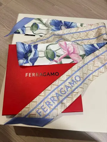 최종 가격 인하 Ferragamo 반두 스카프 꽃무늬