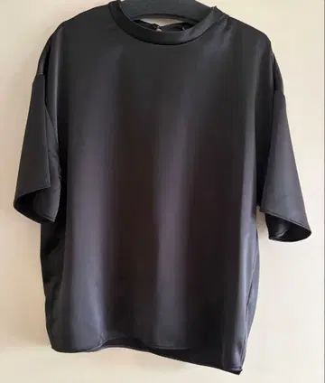 미사용 새상품 ZARA 새틴 반팔 T셔츠 블랙 M사이즈