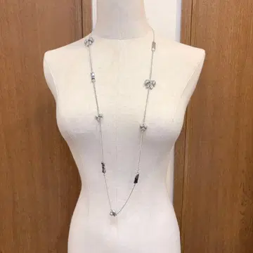 마크제이콥스 롱 목걸이 리본 스테이션 실버 톤
