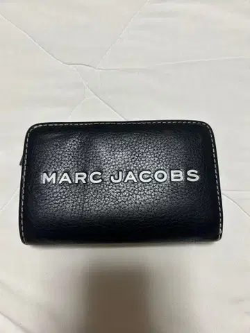 MARC JACOBS 이단 접이식 지갑 블랙