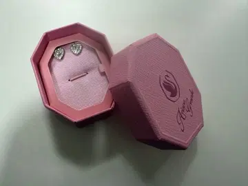 [오늘 한정 세일] 아리아나 그란데 스와로브스키 하트 귀걸이