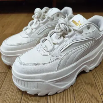 PUMA 통굽 스니커즈 화이트