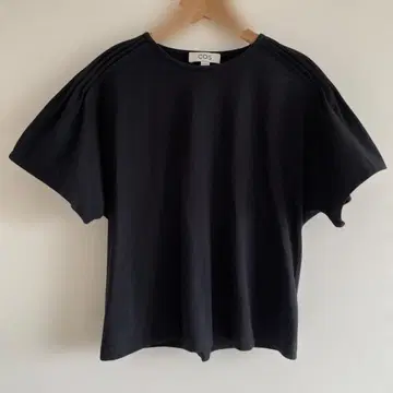 COS 코스 반팔 플레어 슬리브 턱 T셔츠 블랙 S