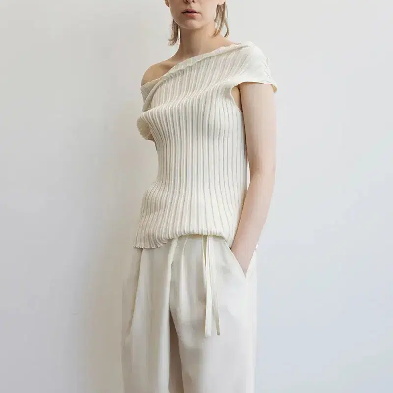 르917 MILLIE KNIT SLEEVELESS MOCKNECK TOP